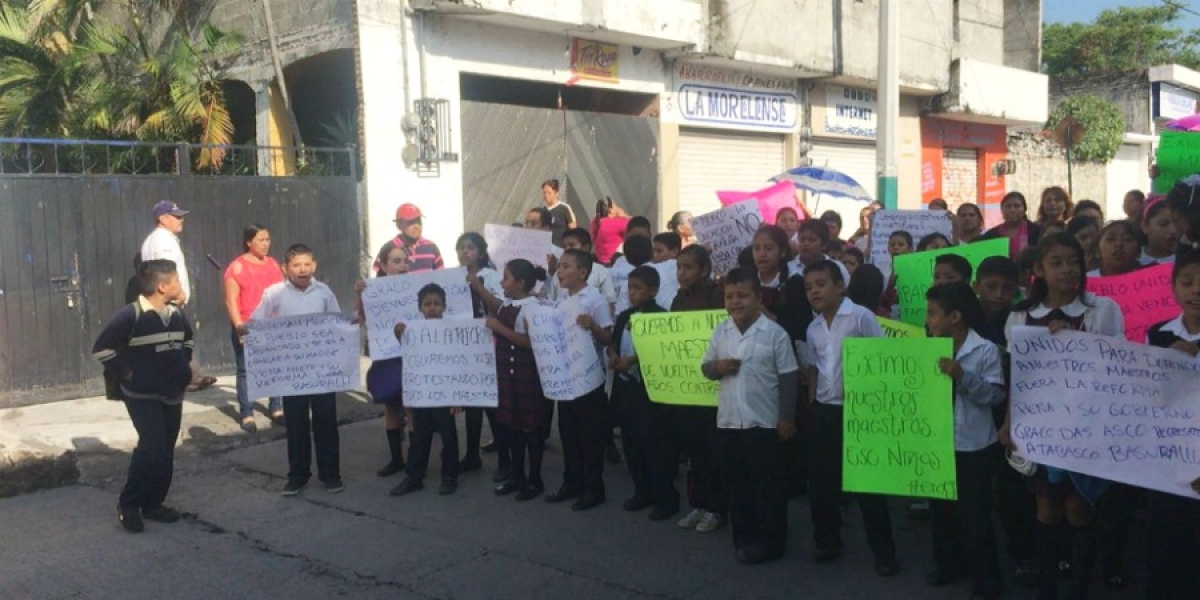 Toman padres de familia una primaria en Temixco; protestan por el despido de maestros