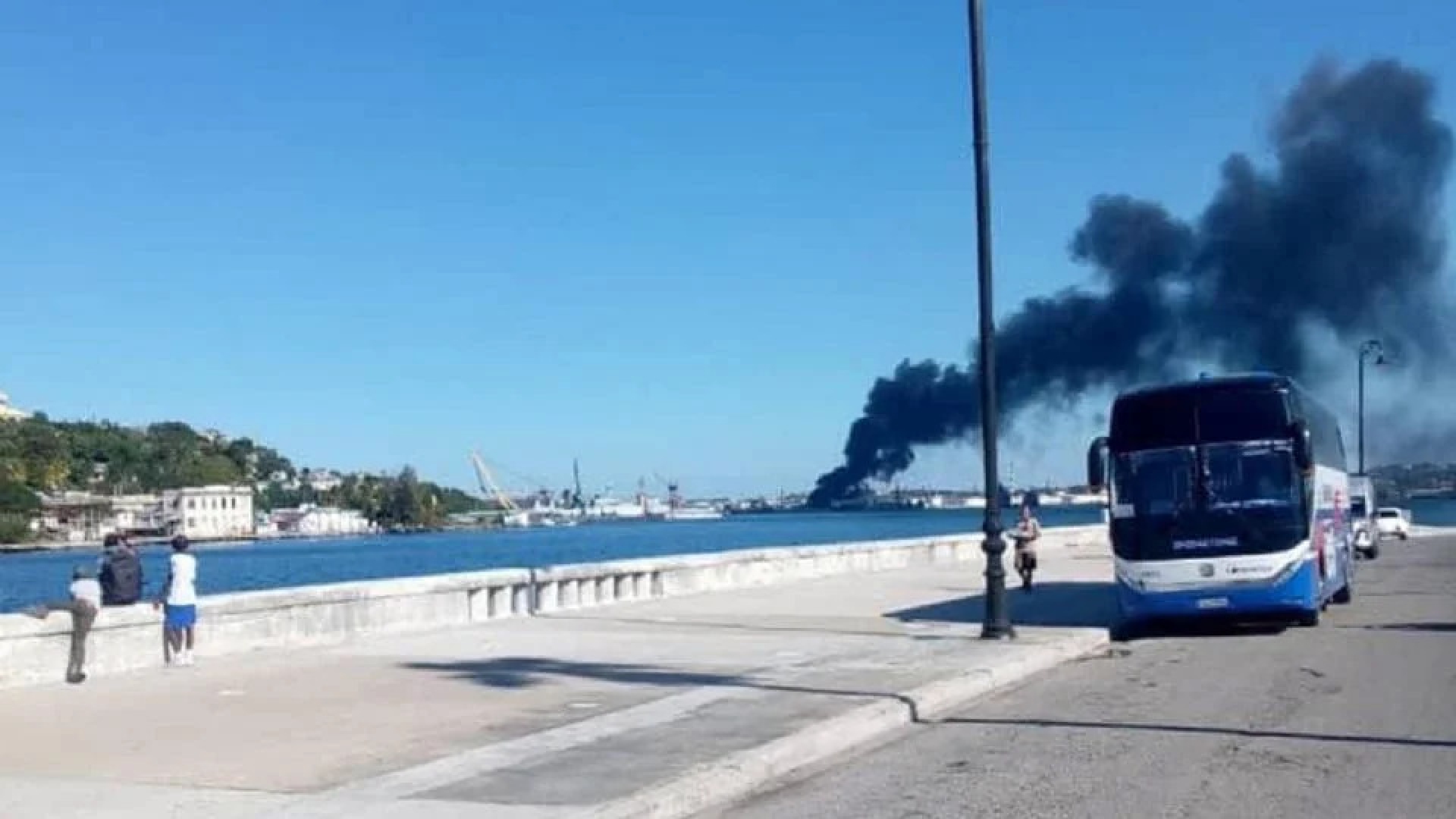 Se registra incendio de gran magnitud en refinería de La Habana