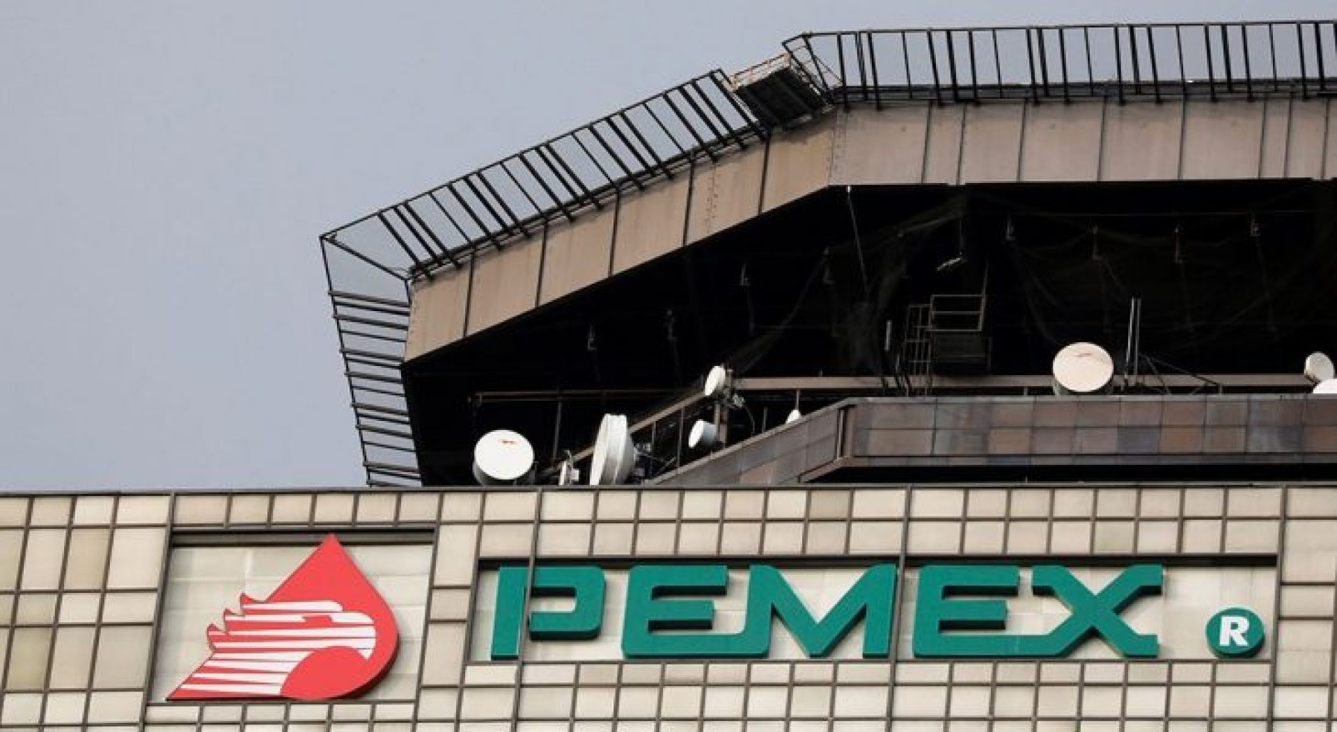 Antes de irse, gobierno de Peña aumenta la deuda de Pemex en 2 mil millones de dólares