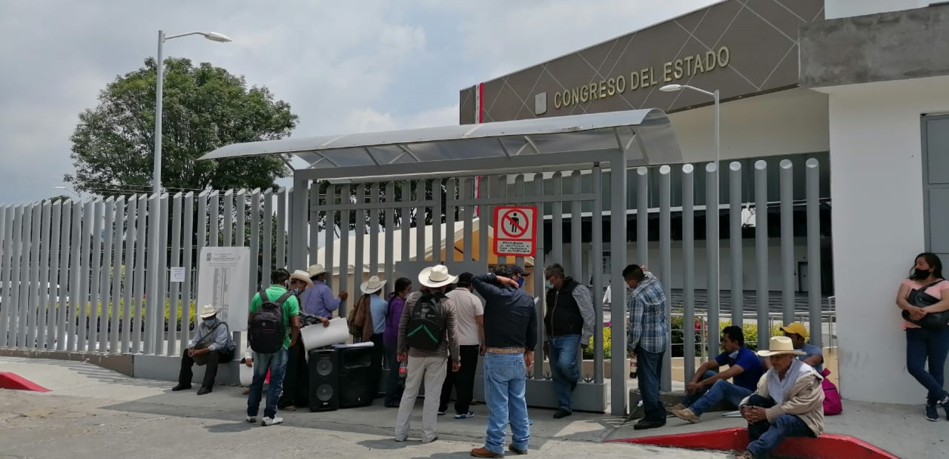 Se manifestaron habitantes de Hueyapan en el Congreso local