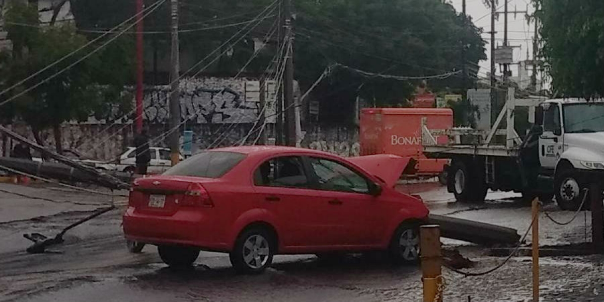 Choca auto contra poste para energía eléctrica, en la avenida Río Mayo