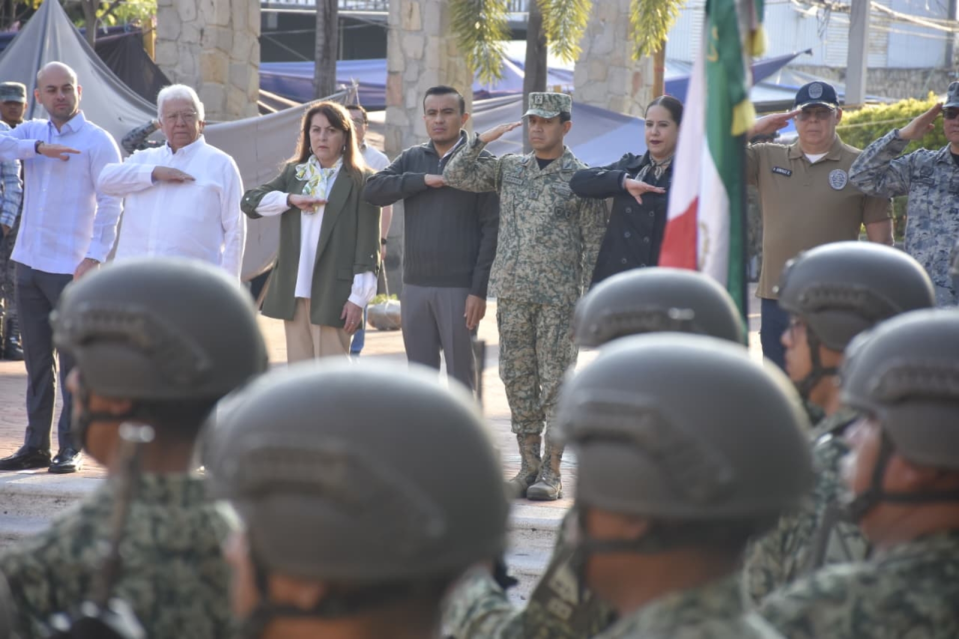 Encabeza gobernadora Margarita González Saravia honores a la Bandera Nacional en plaza cívica de Tehuixtla