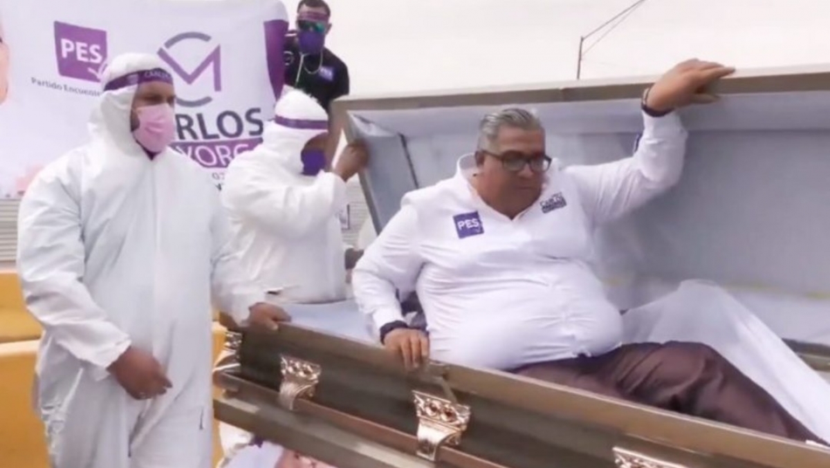 Carlos Mayorga candidato a diputado inicia campaña dentro de ataúd