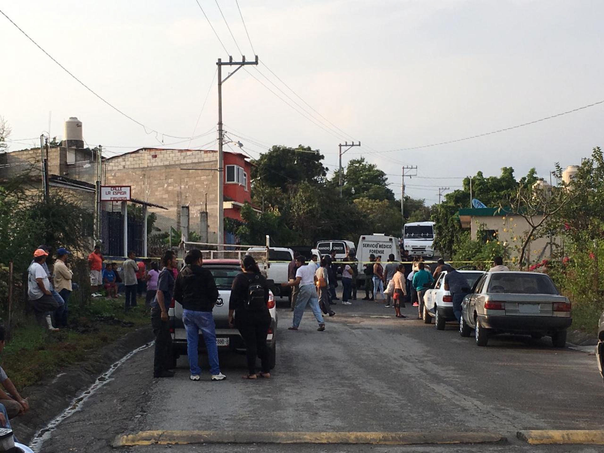 Asesinan a tiros a dos hombres en el interior de un vehículo, en Temixco