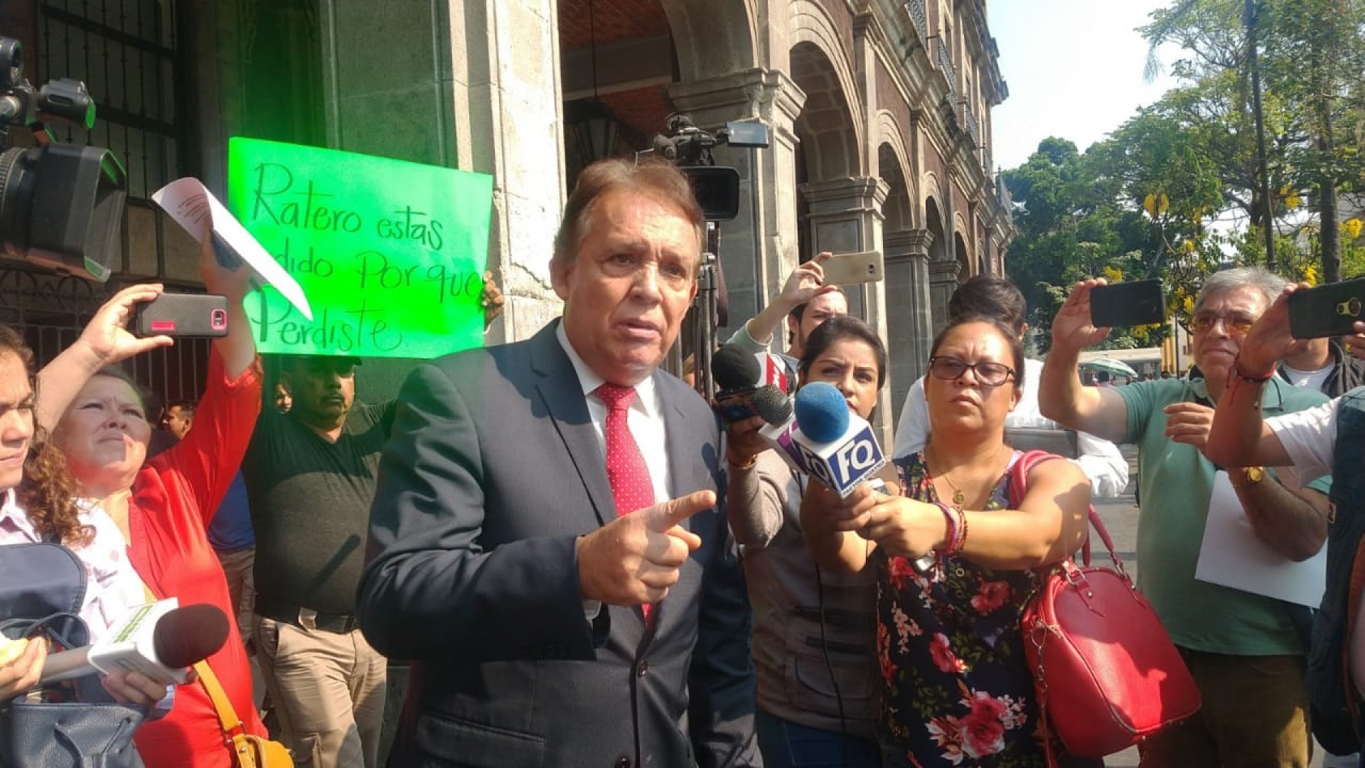 Abuchean a Jorge Meade