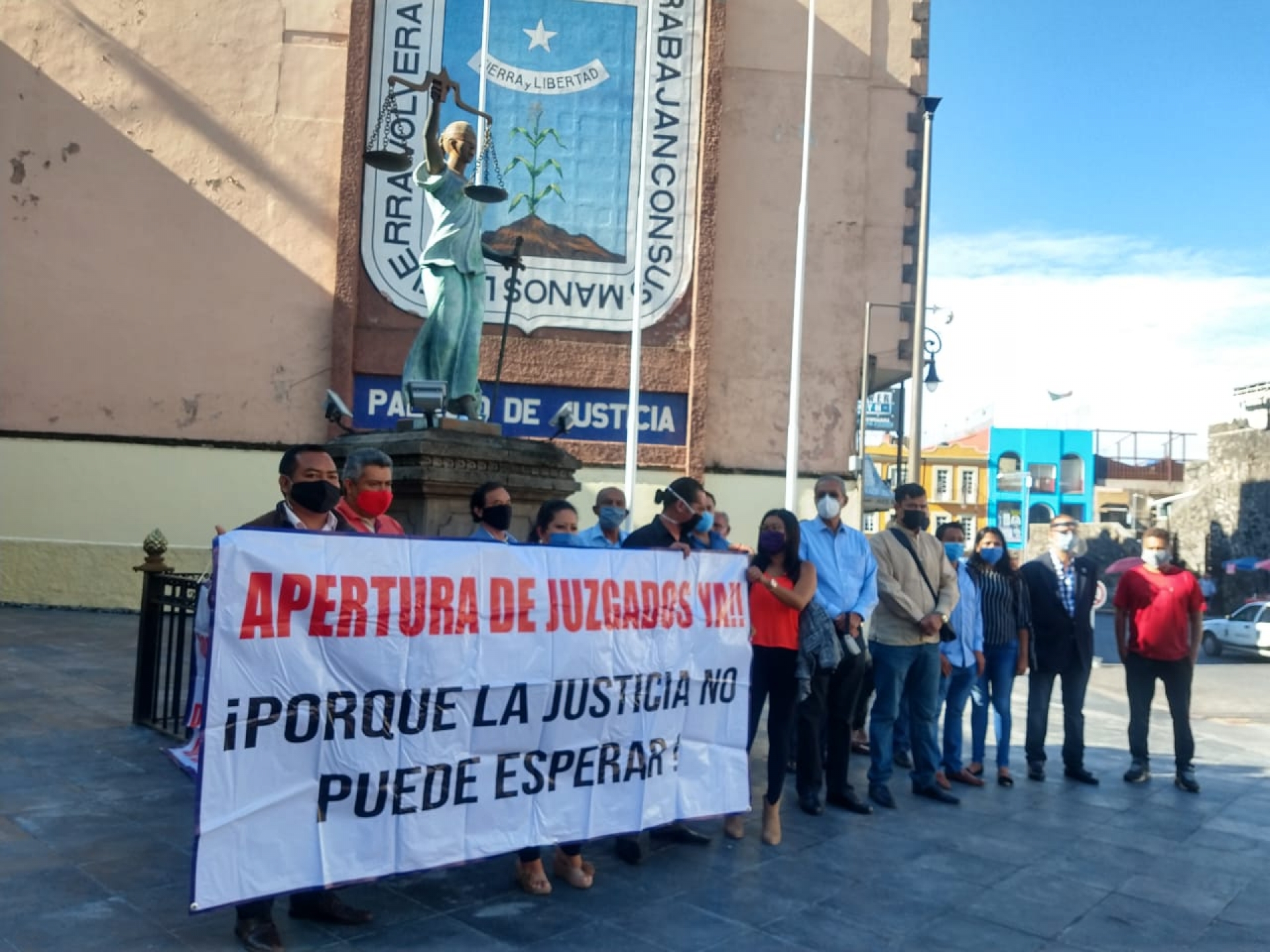Abogados se manifiestan nuevamente en el TSJ; exigen se reanuden labores