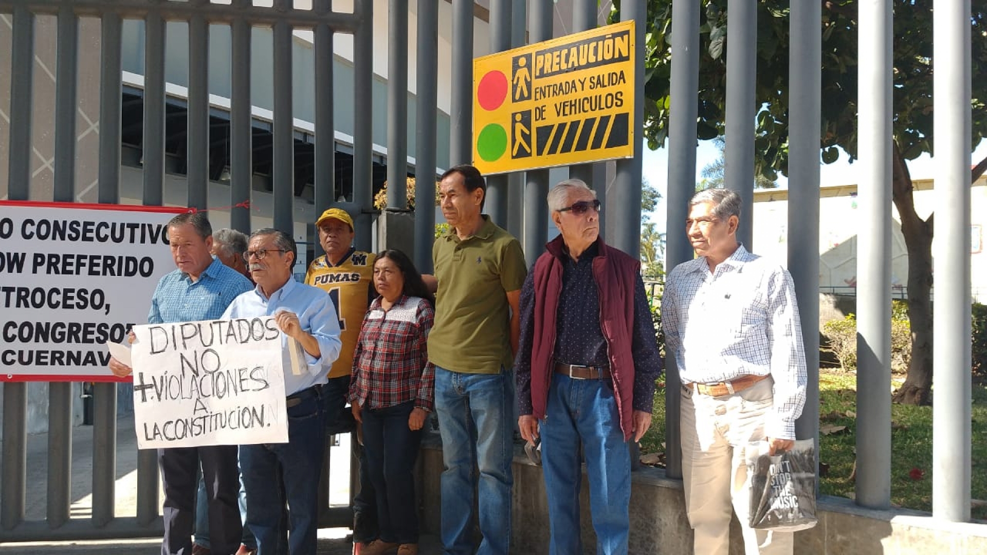 Se manifiestan integrantes del Colectivo Cuernavaca en el Congreso local