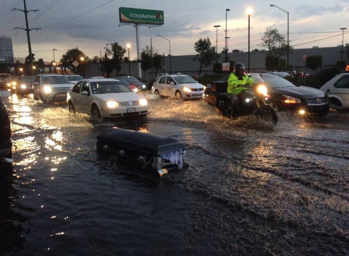 Aparece ataúd flotando en un encharcamiento en la CDMX