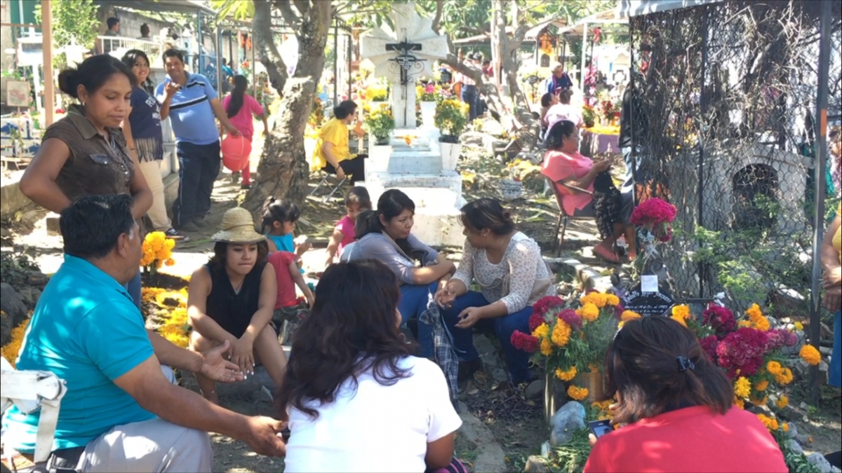 Abarrotan el panteón municipal de Cuautla en el Día de Muertos
