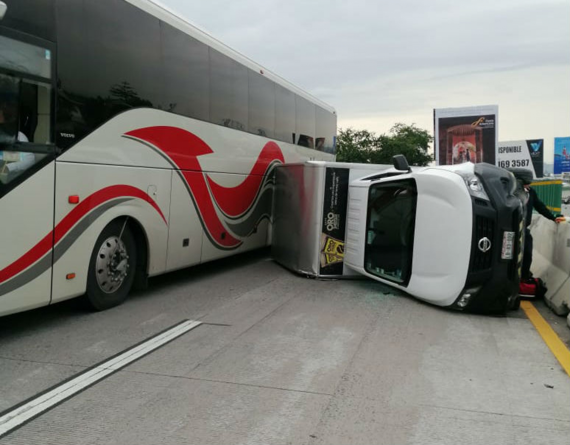 Tránsito complicado en el paso exprés, tras volcadura de camioneta
