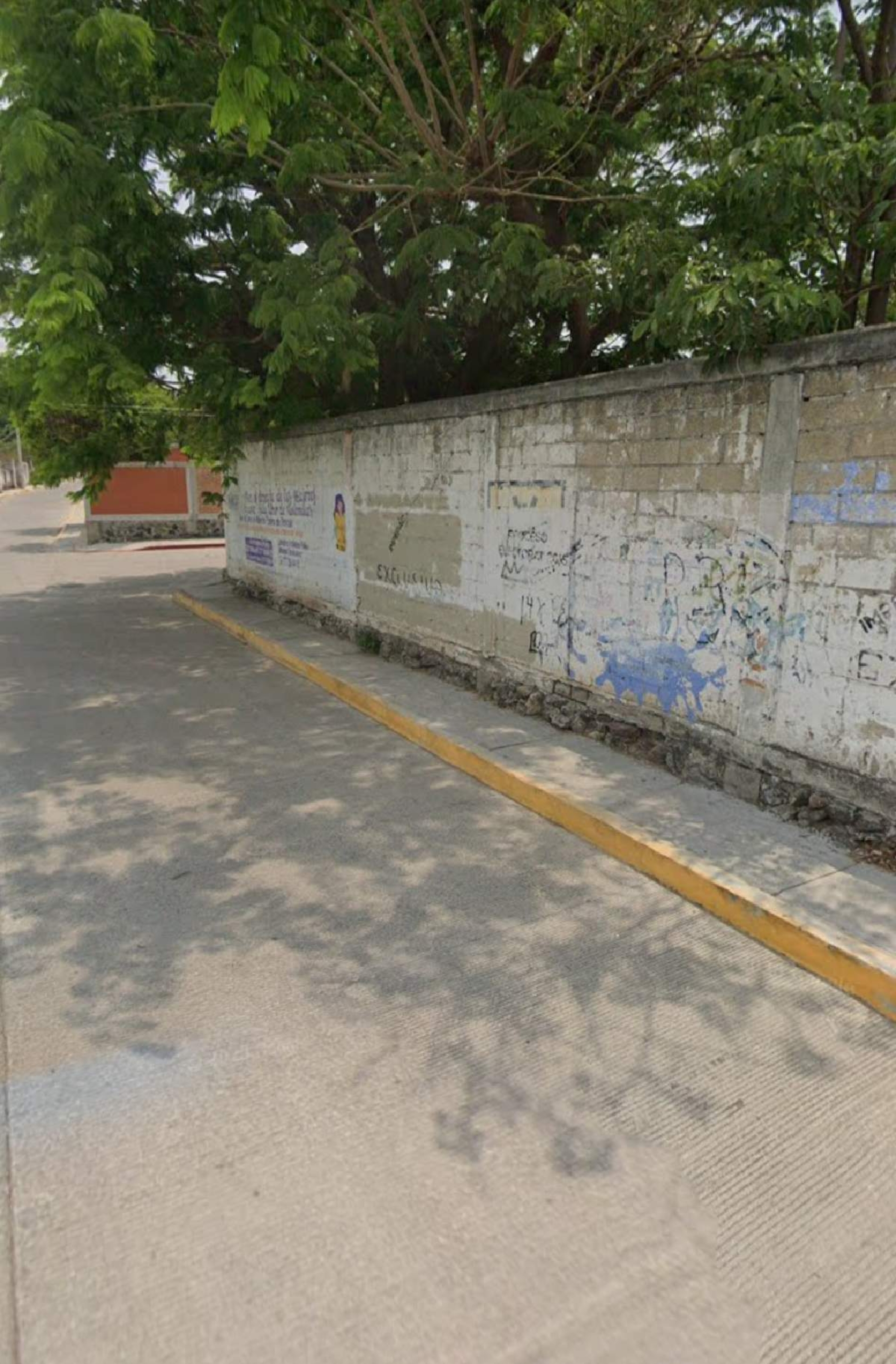 En riesgo de colapsar, muro de unidad deportiva de Mazatepec