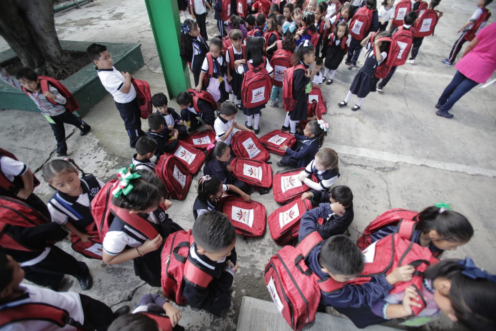 Entrega alcalde de Cuernavaca paquetes escolares y mochilas en la primaria 'Benito Juárez'