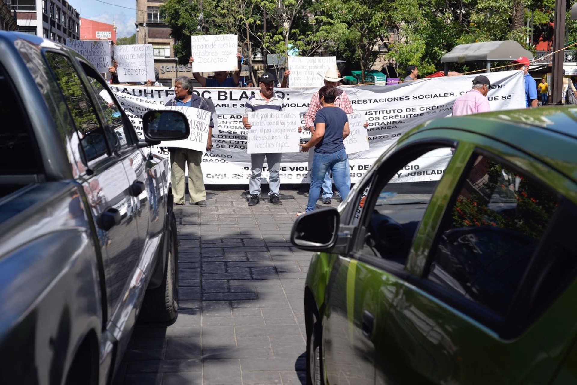 Protestan jubilados del SAPAC en Cuernavaca