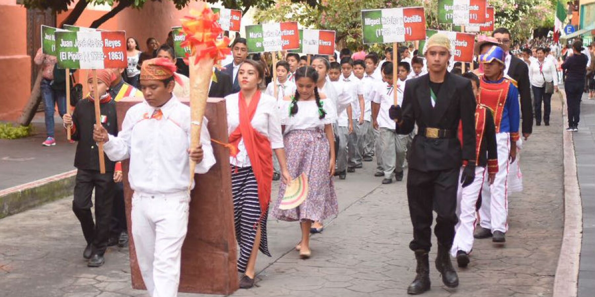 Desfilan escuelas para conmemorar la Independencia de México