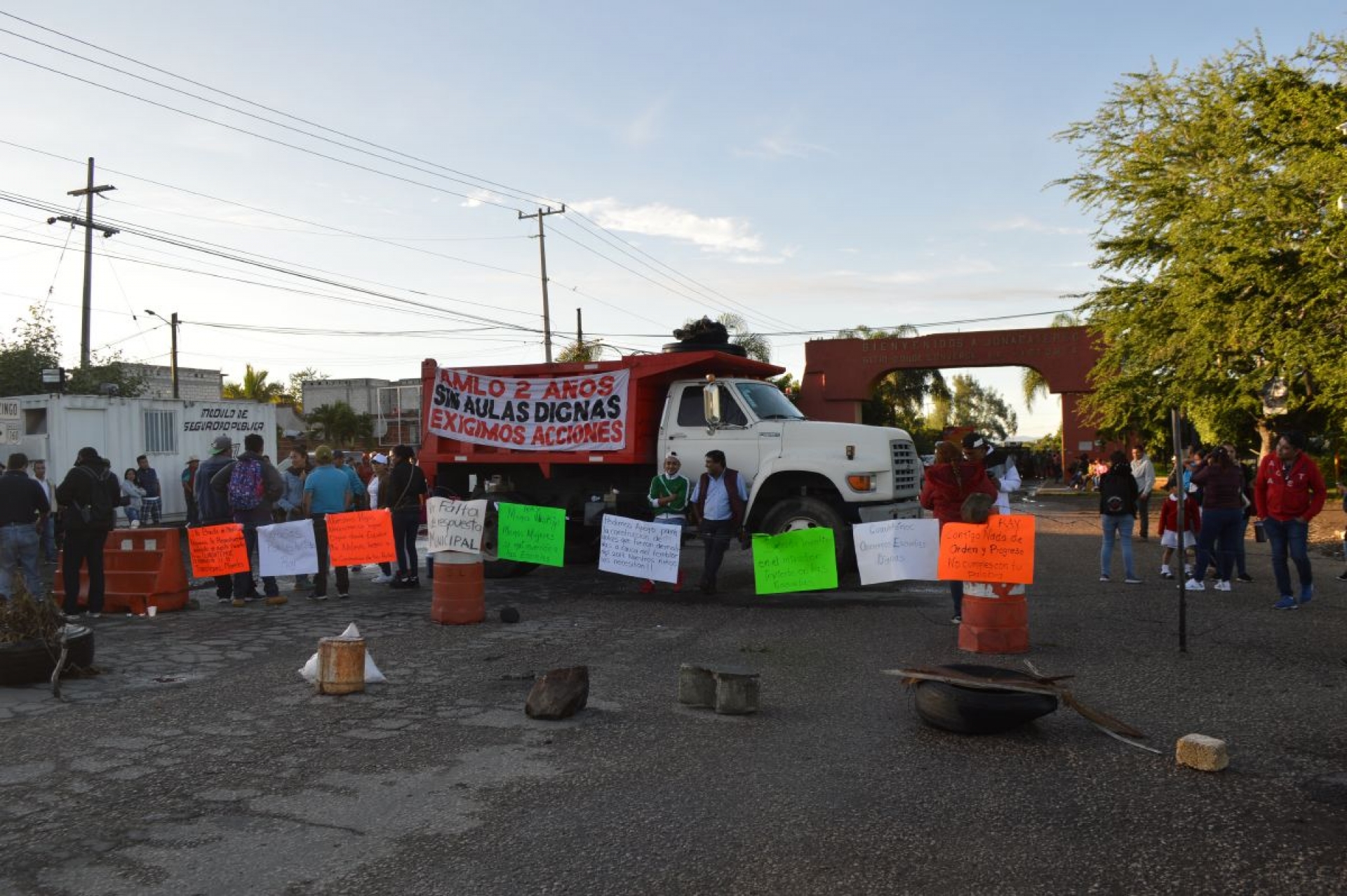 Exigen la construcción de cinco aulas en primaria de Jonacatepec