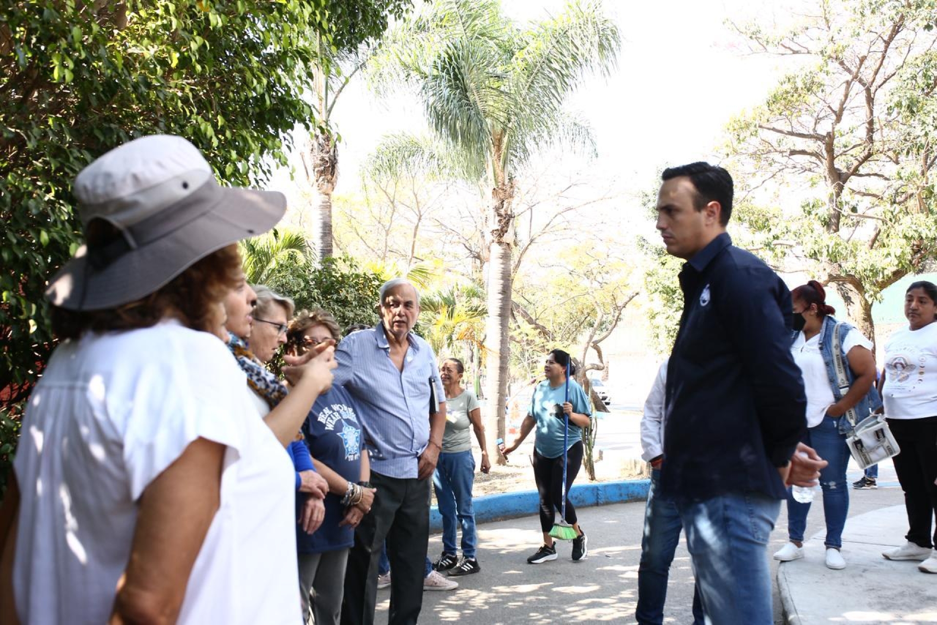 Daniel Martínez Terrazas y vecinos realizan jornada de pintura en la ciclopista del Río Mayo