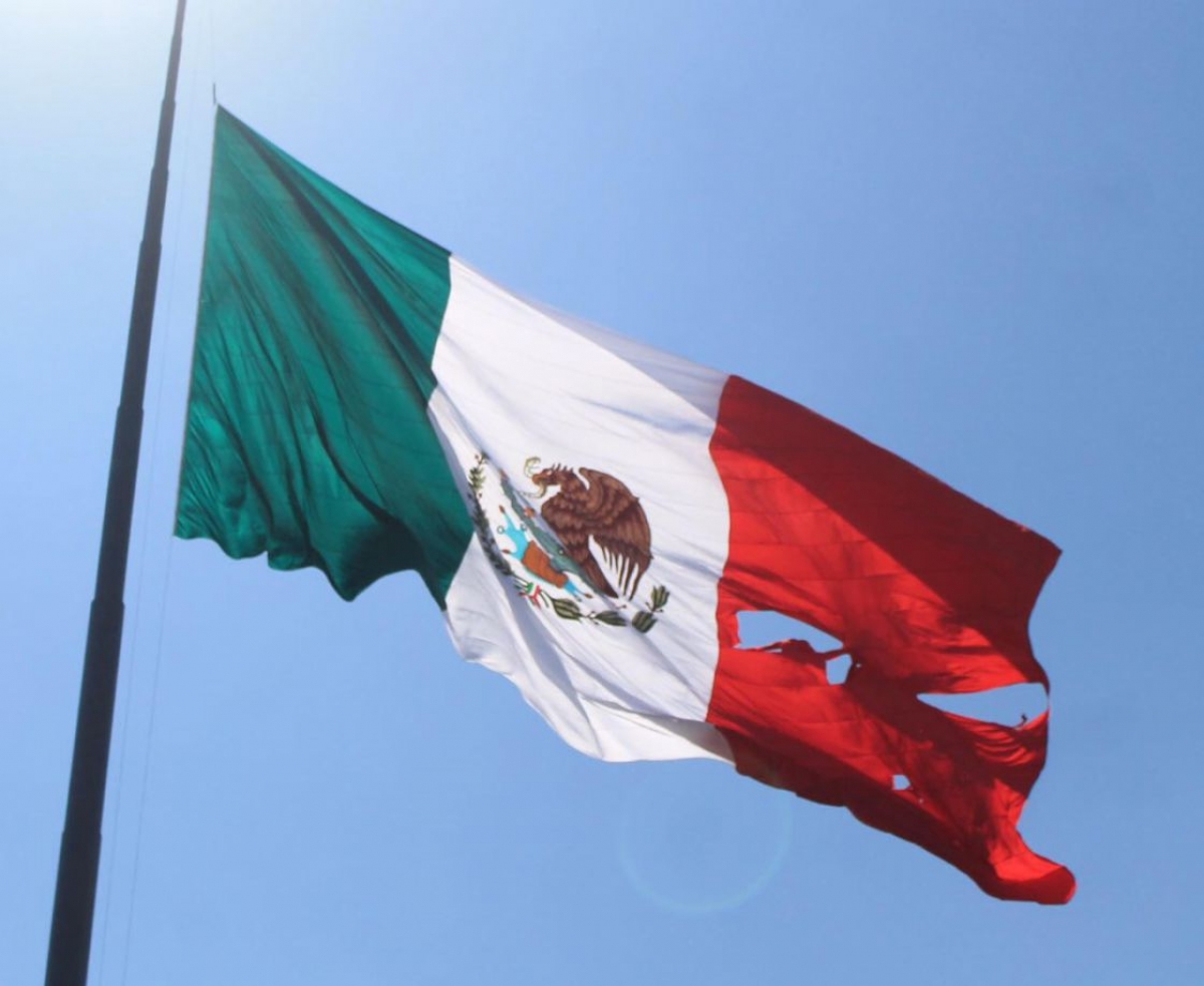 La bandera se rasga en el Día de la Bandera y frente a Peña