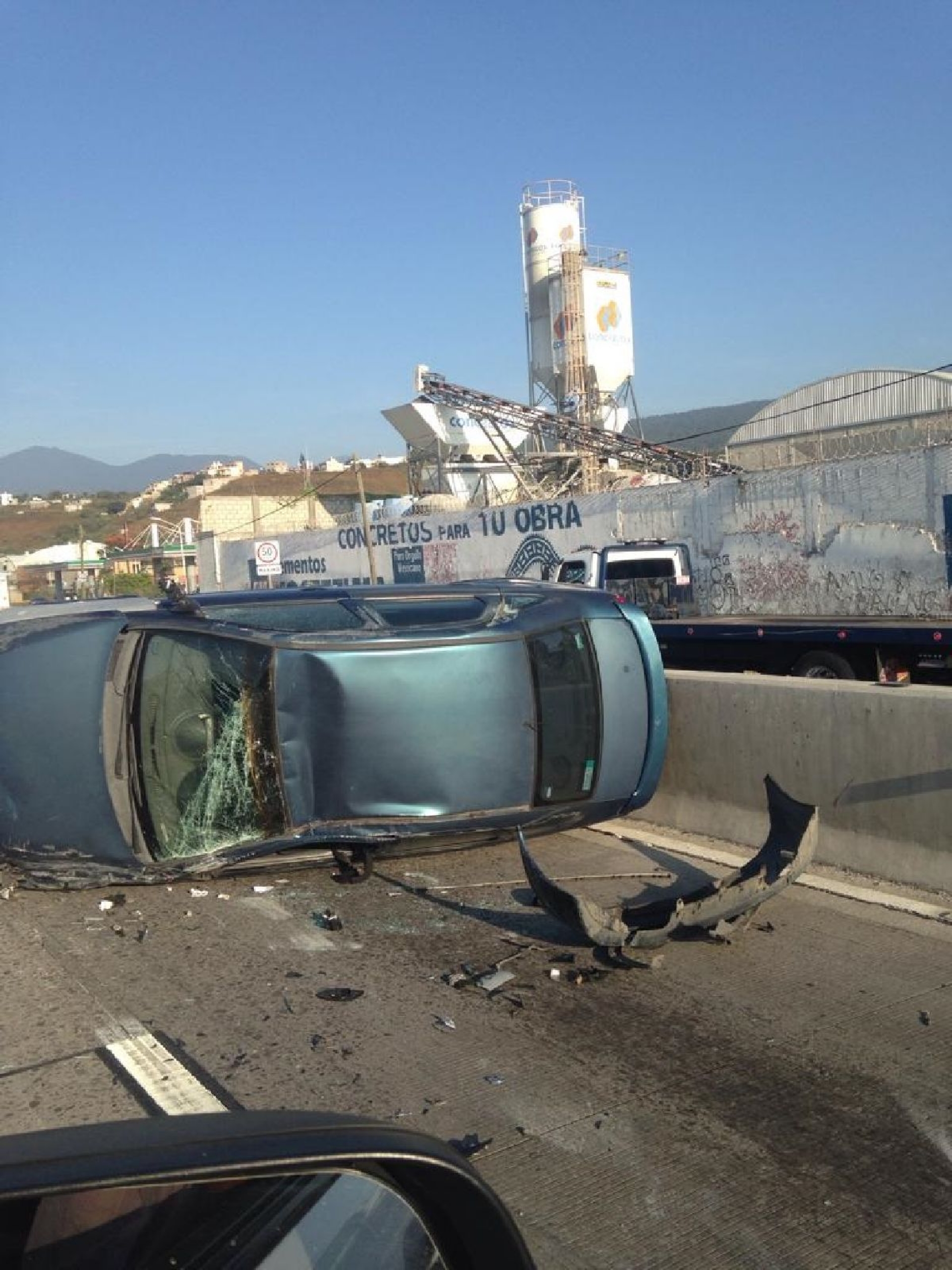 Volcadura en el Paso Exprés deja un herido
