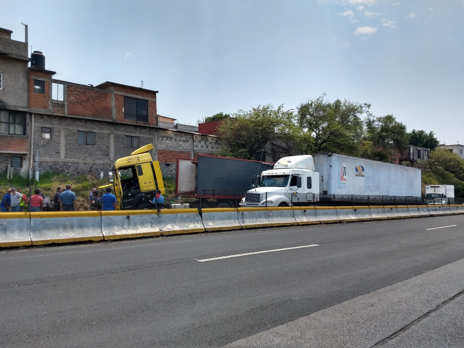 Apoya PF a operador de un tráiler descompuesto