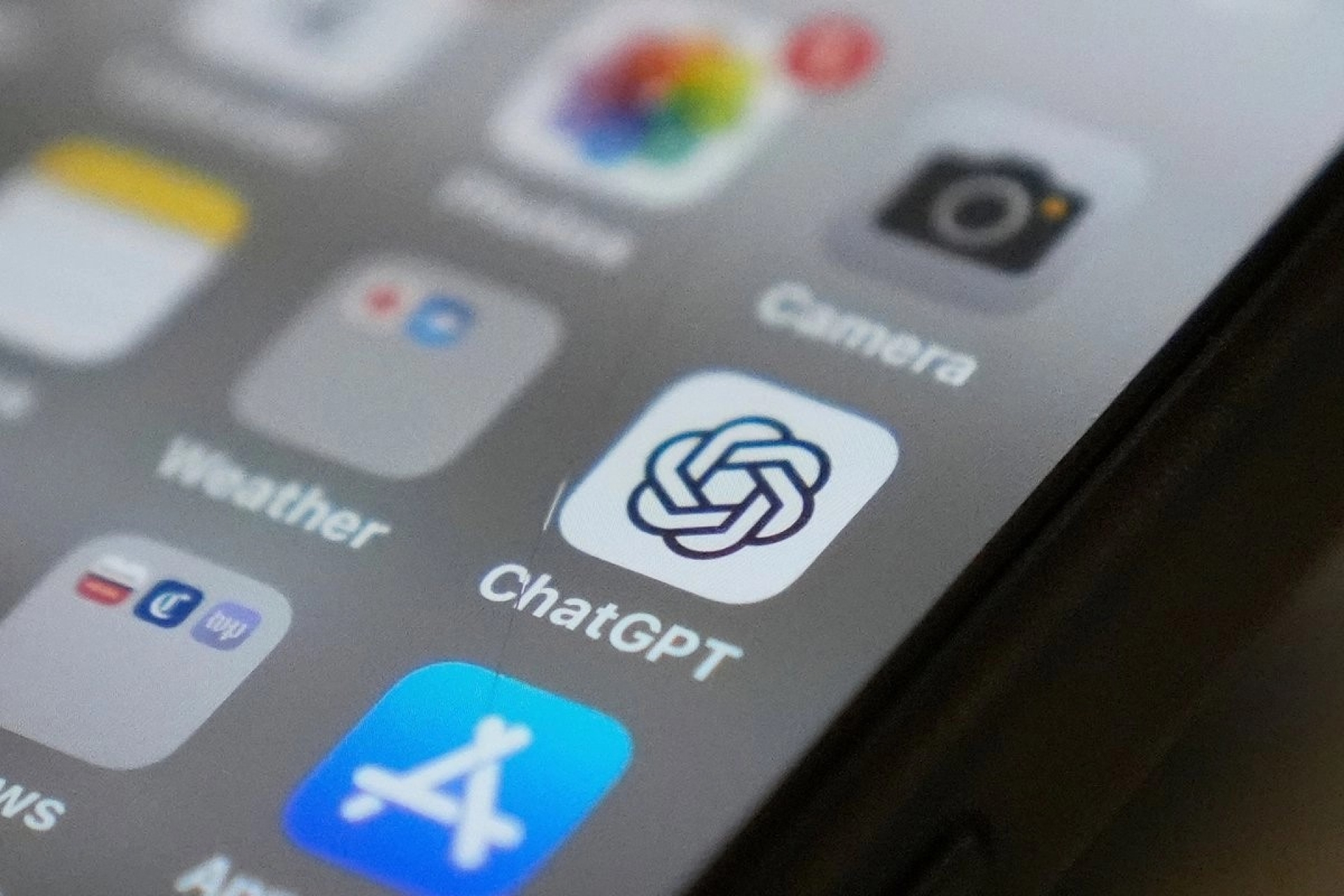 OpenAI lanza oficialmente los chats grupales en ChatGPT para potenciar la colaboración entre usuarios de manera global