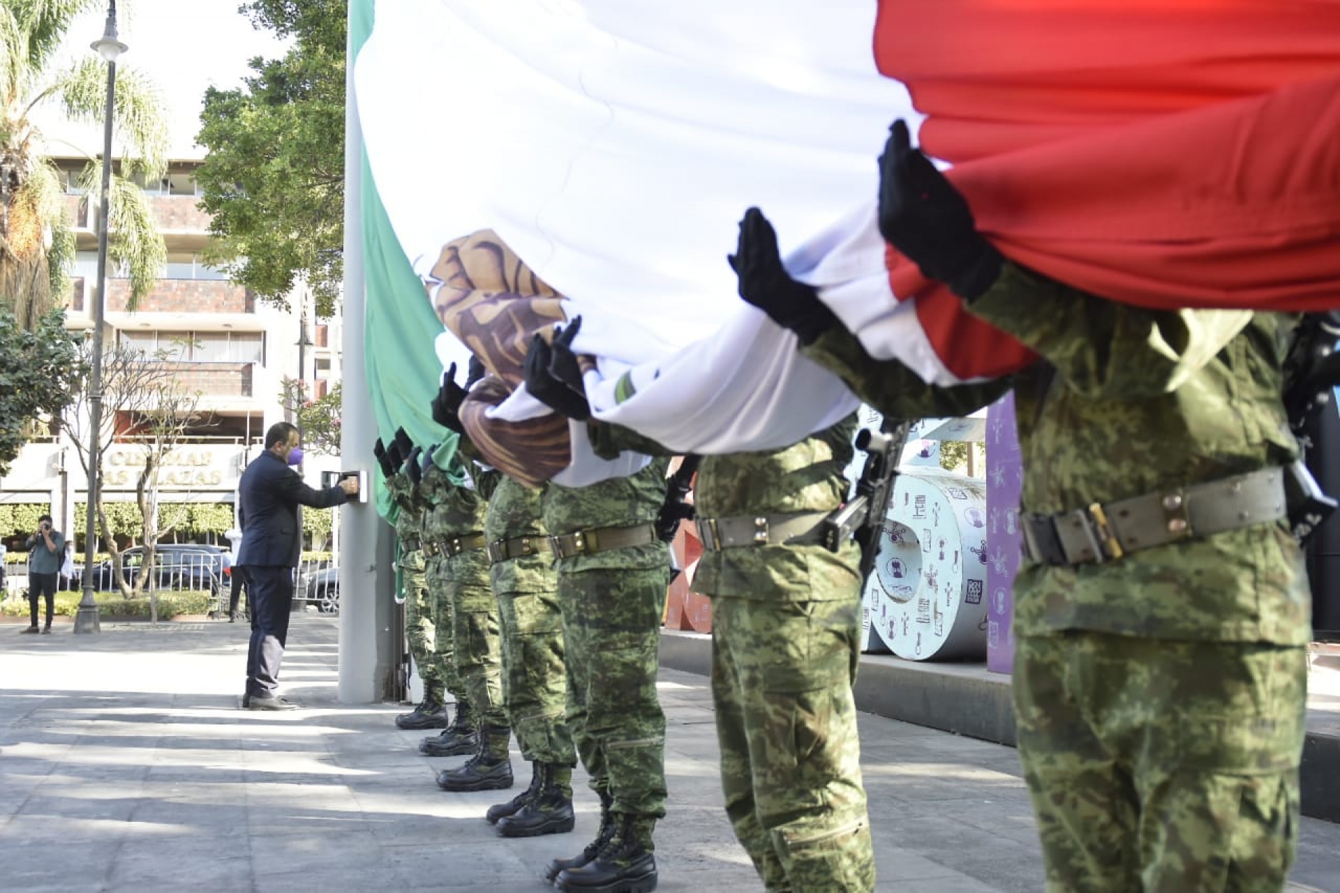 Conmemoran el CC aniversario del Día de la Bandera