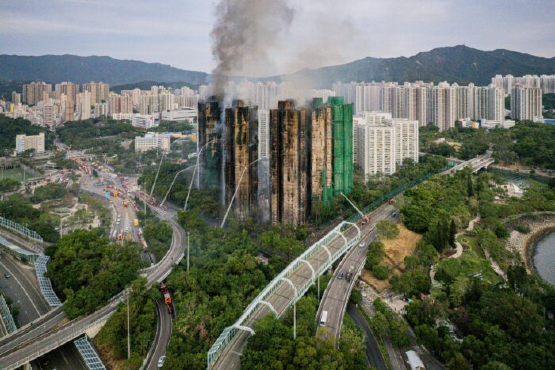 Aumenta a 65 el número de muertos en edificios de Hong Kong; 279 desaparecidos