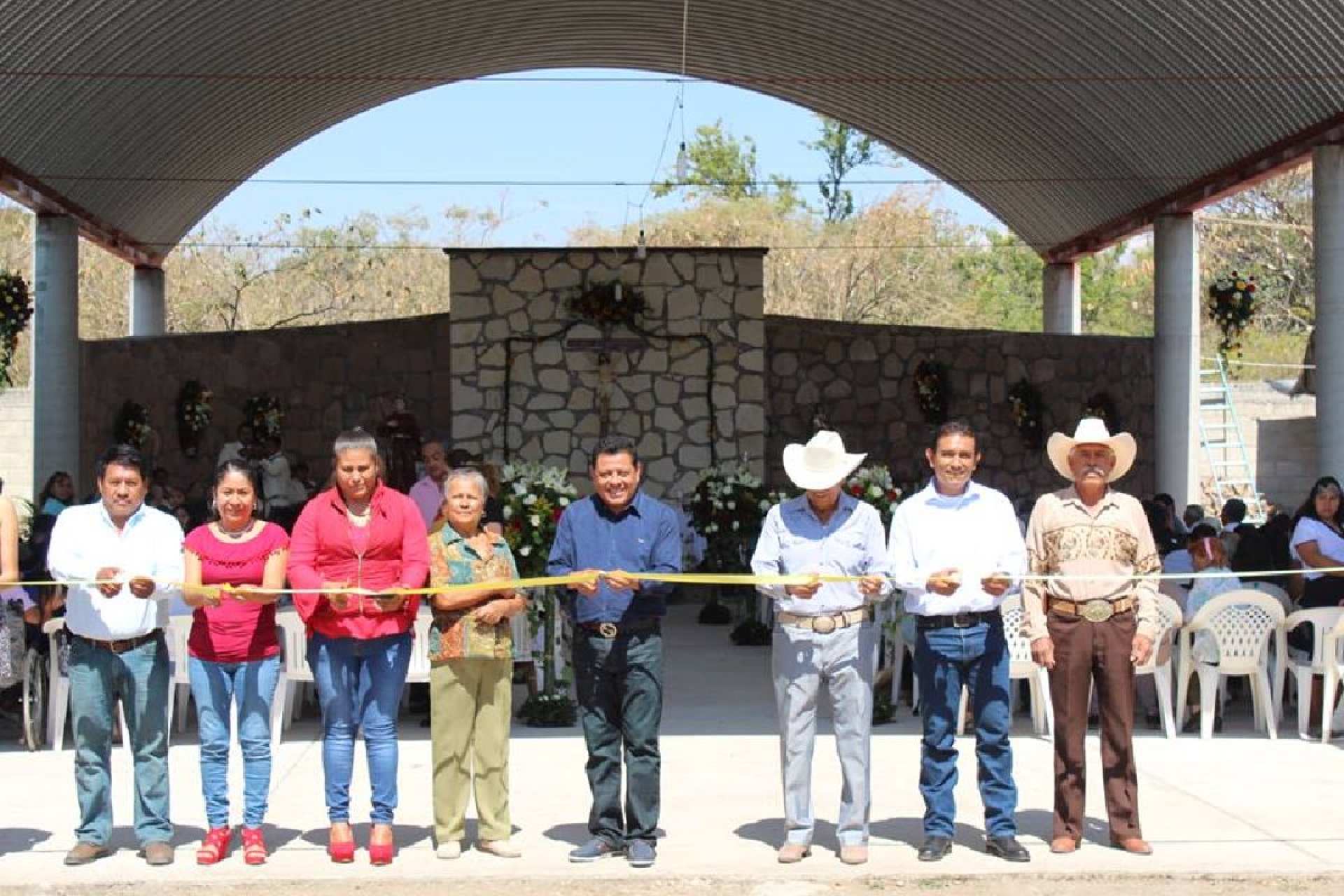 Inaugura Israel Andrade techumbre en la capilla San Felipe de Jesús