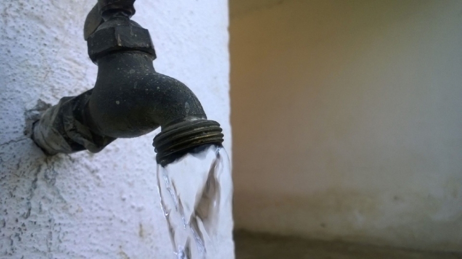 Se quejan vecinos de San Mateo Ixtla de recibir agua contaminada
