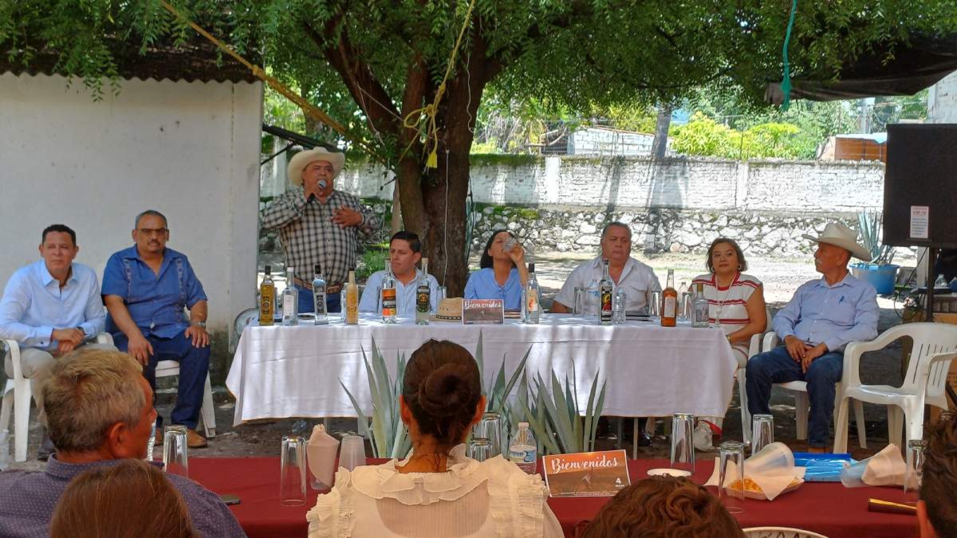 Agaveros deben cumplir requisitos para etiquetar destilado como mezcal: Juan Ángel Flores