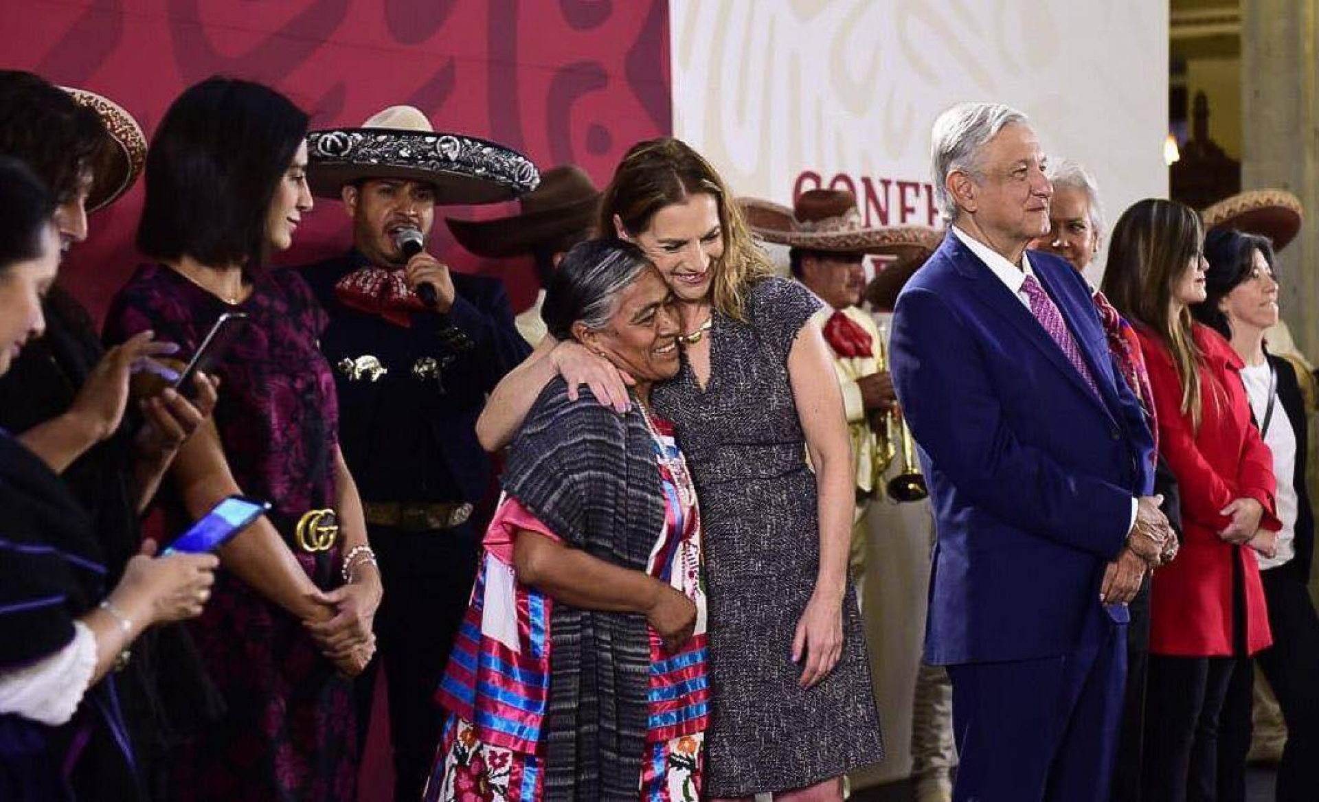 En Día de la Madre, AMLO lamenta que "miles de mamás" estén afectadas por desaparecidos