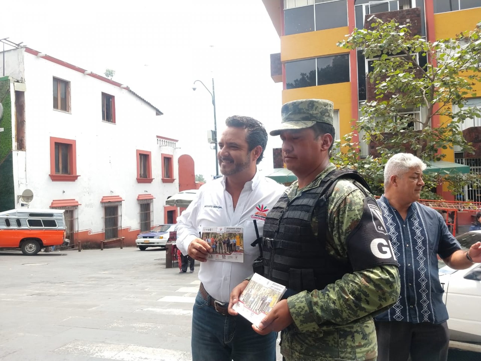 Entrega alcalde de Cuernavaca folletos preventivos a automovilistas