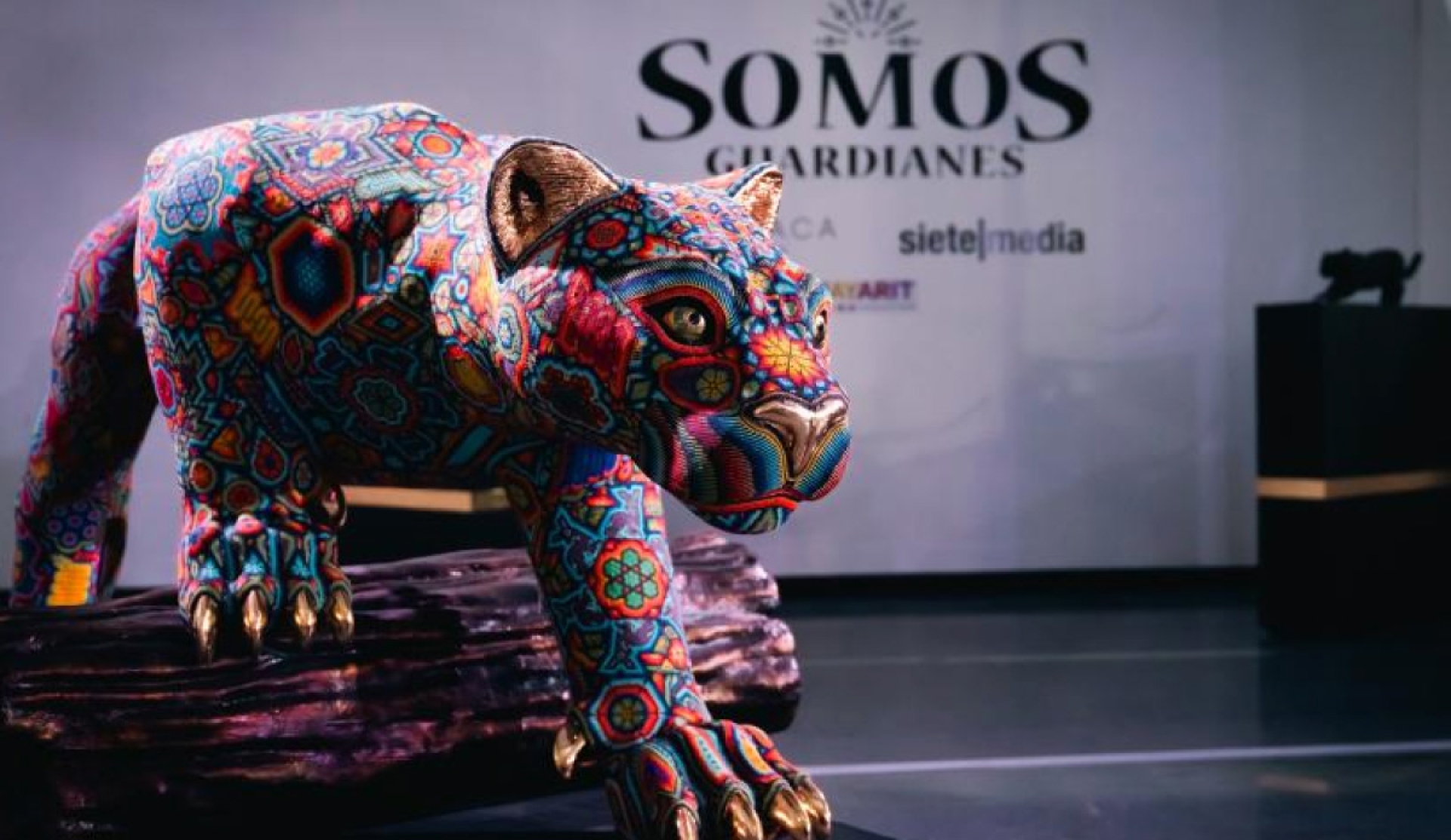 'Somos guardianes': Arte Wixárika se exhibe en la Terminal 2 del AICM