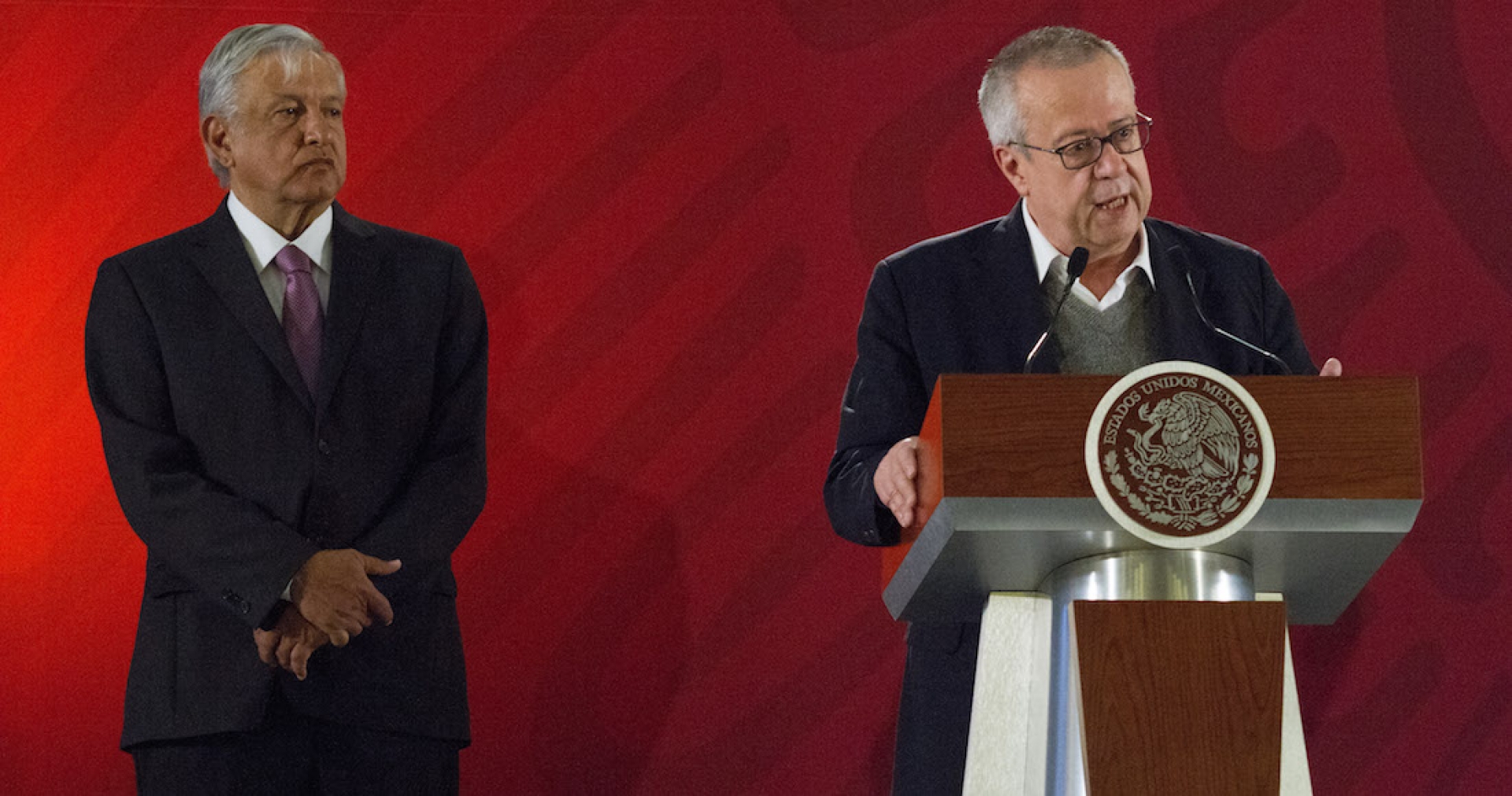 Carlos Urzúa propone pagarle a los abuelos por cuidar a sus nietos; AMLO lo respalda