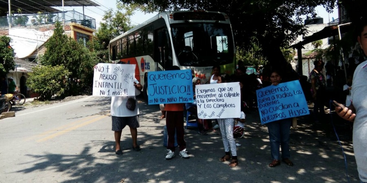 Se manifiestan y bloquean carretera padres de familia de una primaria de Alpuyeca