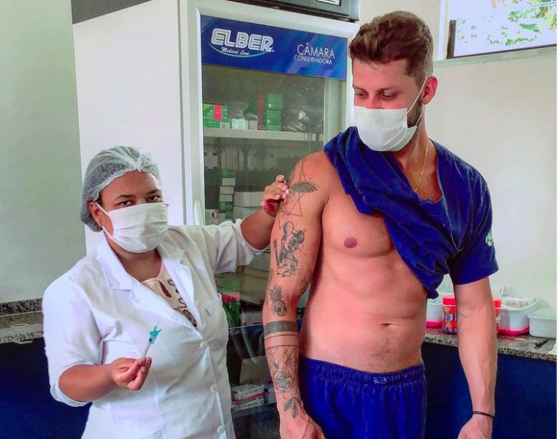 Reacción de enfermera se vuelve viral tras aplicar vacuna a hombre musculoso