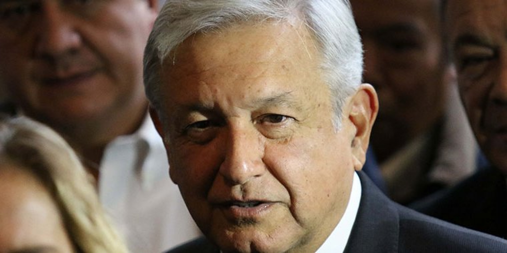 AMLO critica gasto y privilegios de EPN ante pobreza del país