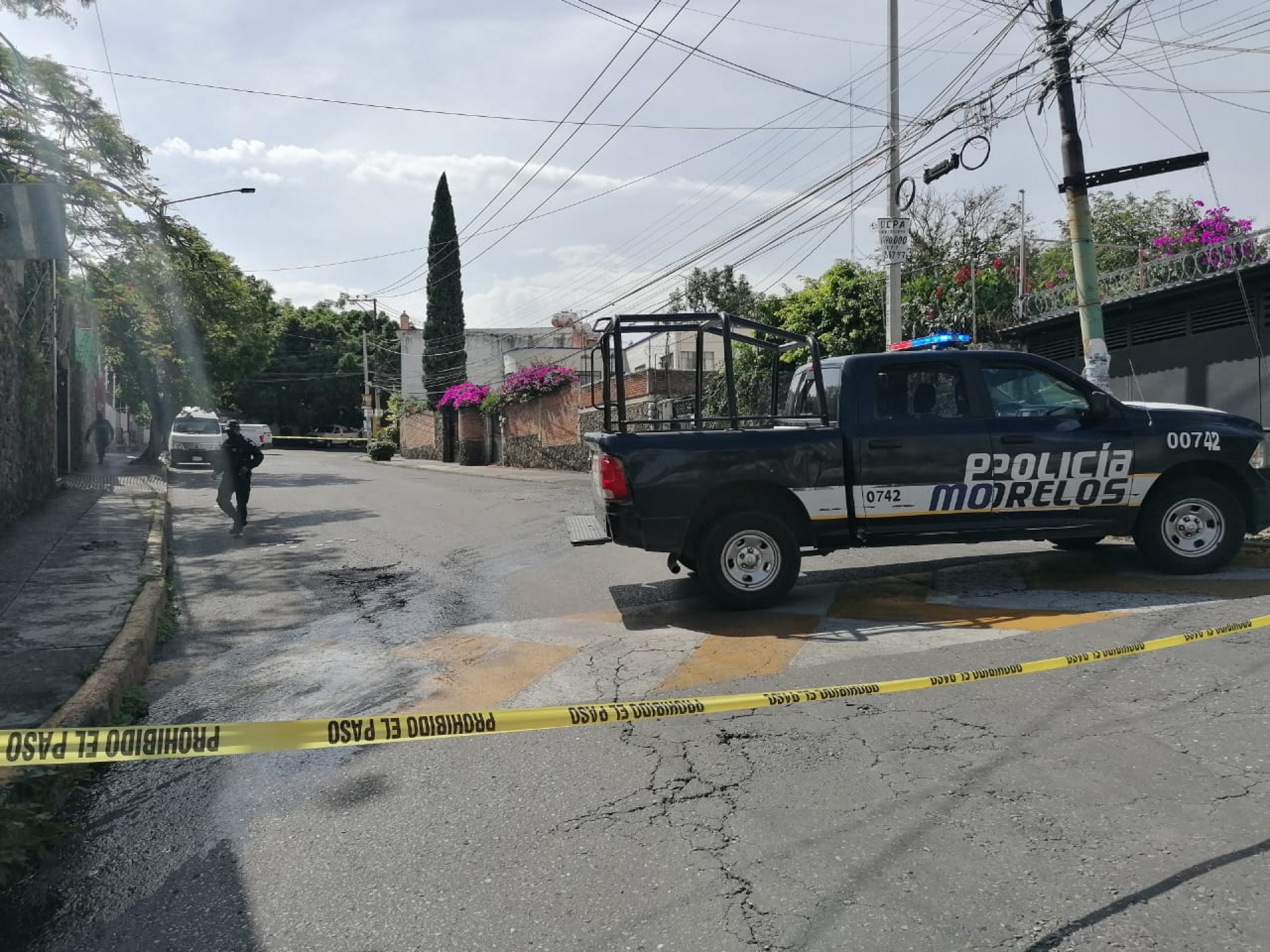 Hallan un cadáver envuelto en sábanas en una camioneta, en la colonia El Empleado