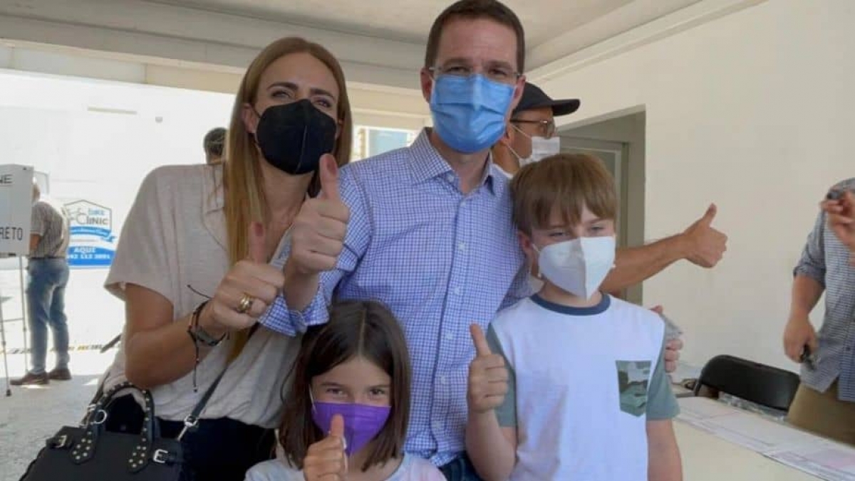 Ricardo Anaya acude a emitir su voto en Querétaro