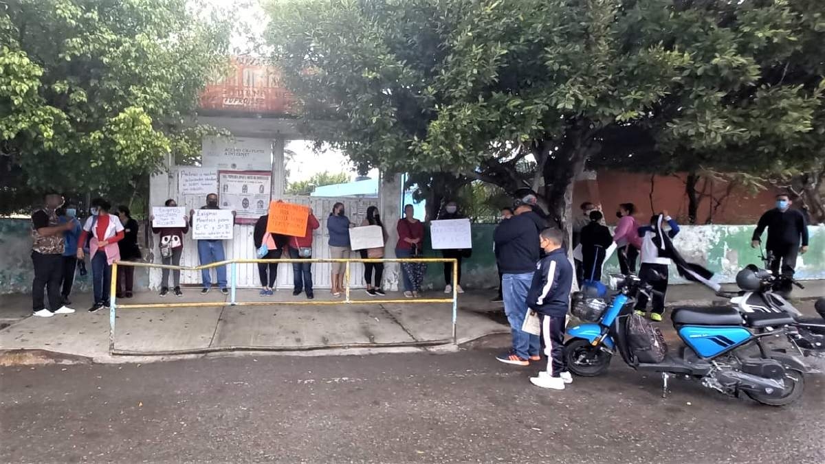 Bloquean vialidad para exigir maestros en primaria de Cuautla