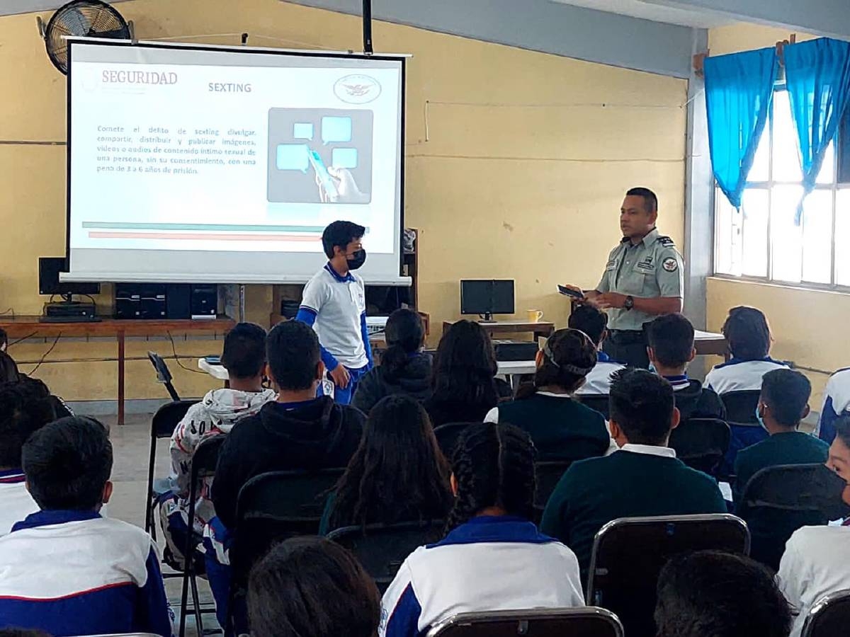 Alertan a estudiantes de Yecapixtla sobre delitos cibernéticos