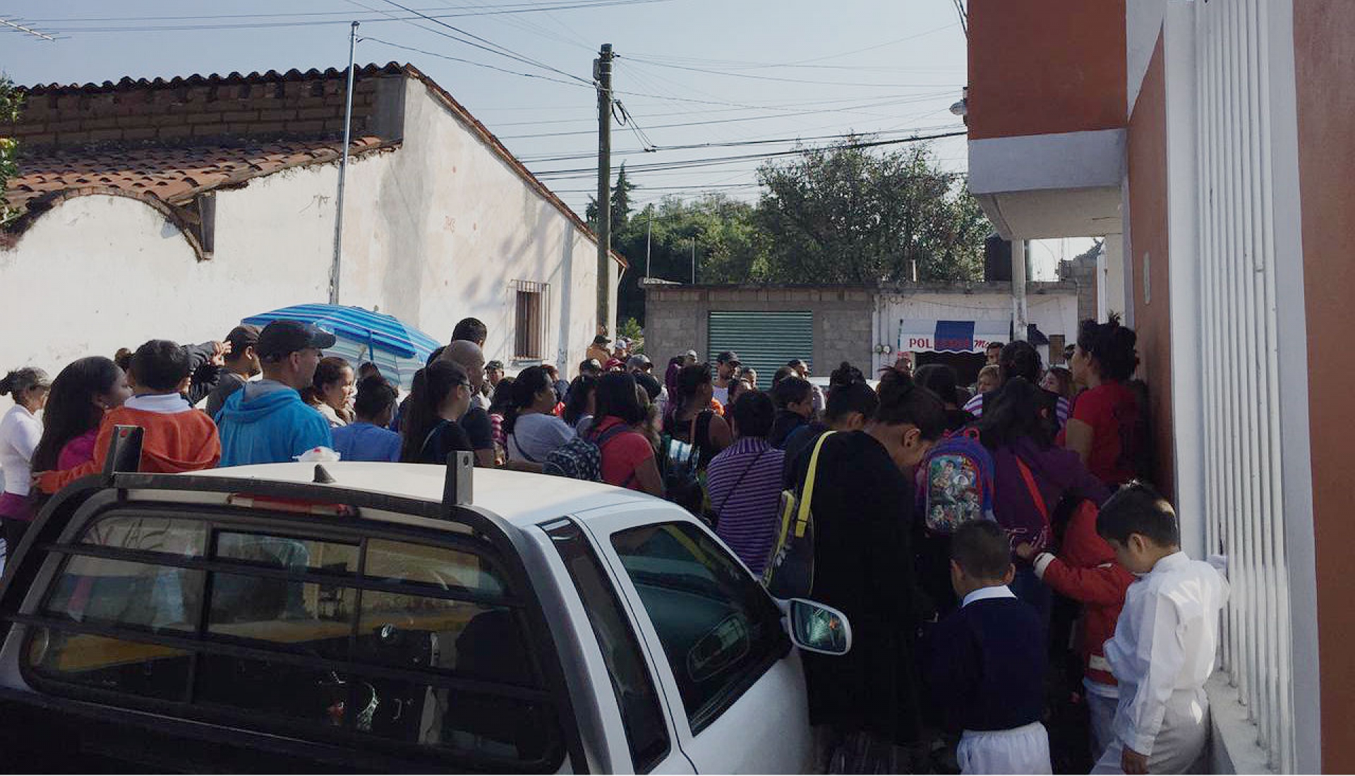 Padres de familia de la escuela 'Adolfo López Mateos' de Ahuatepec tomaron el plantel