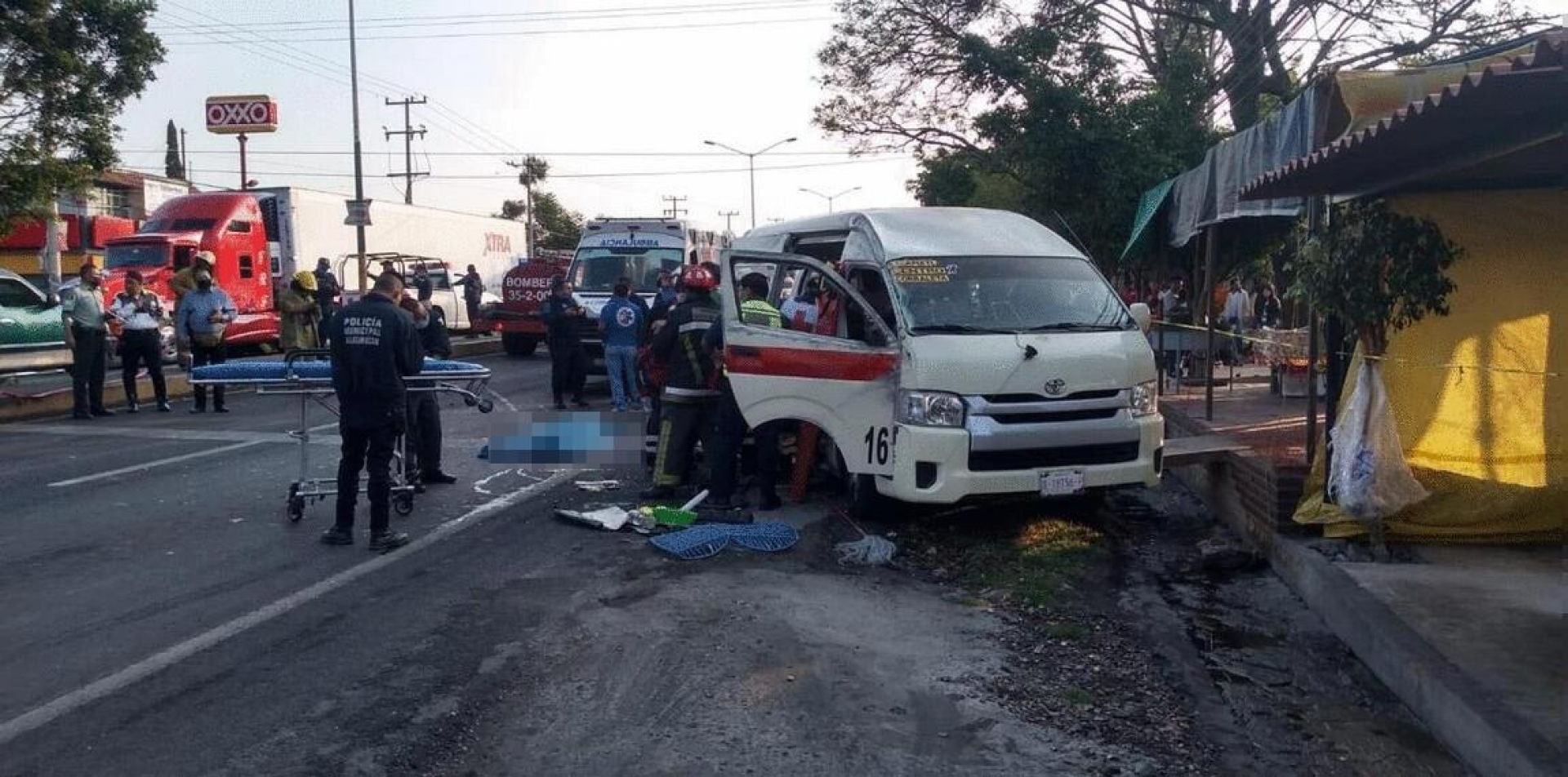 Dos personas muertas y 18 lesionadas tras accidente de tráiler en Cuautla