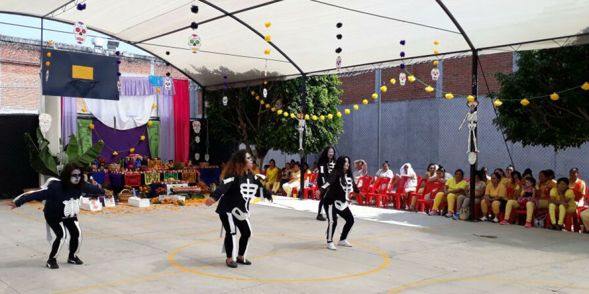 Realizan festival de Día de Muertos en el Cereso femenil, en Atlacholoaya