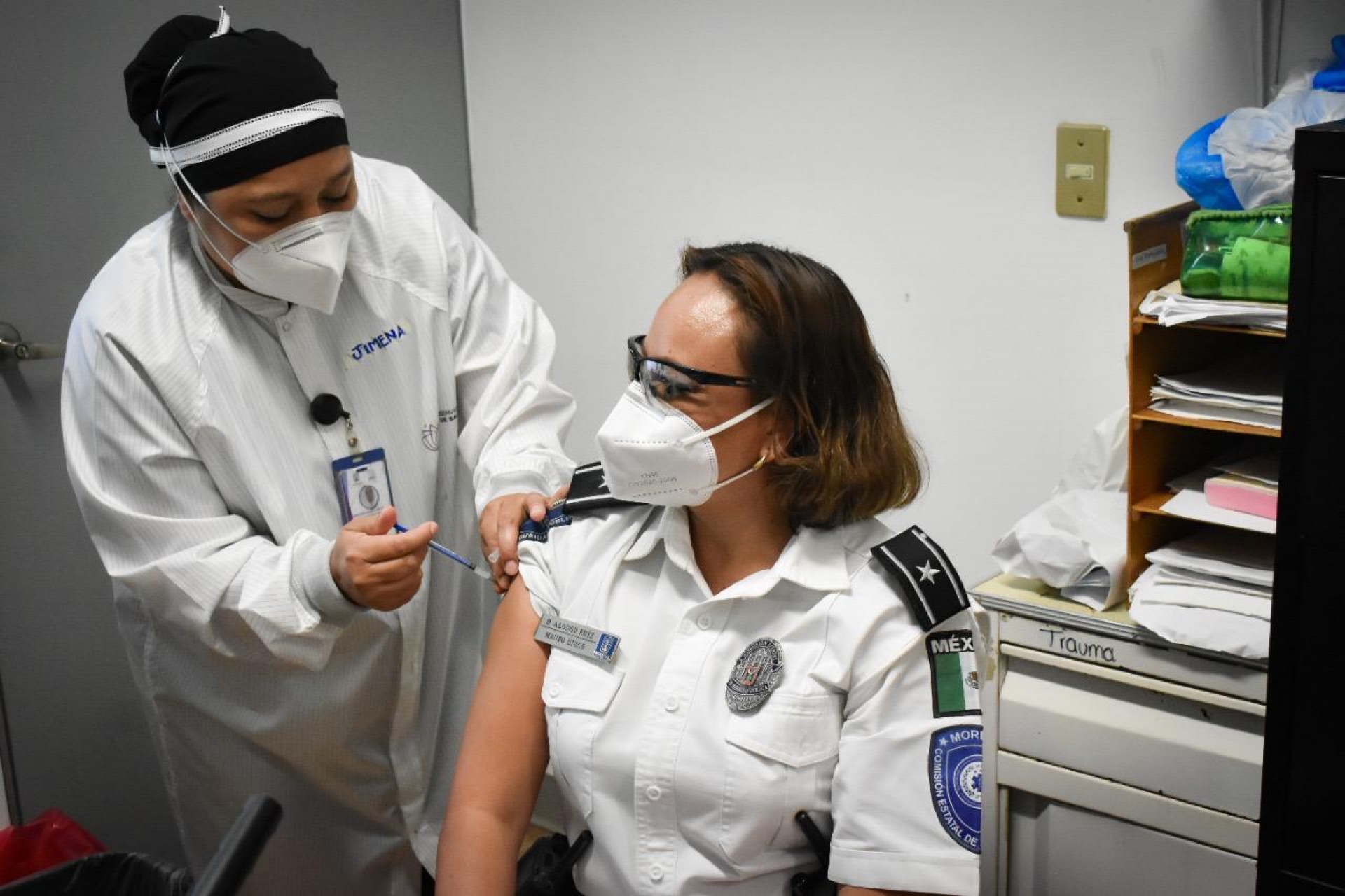 Recibe personal médico del ERUM vacuna contra covid-19