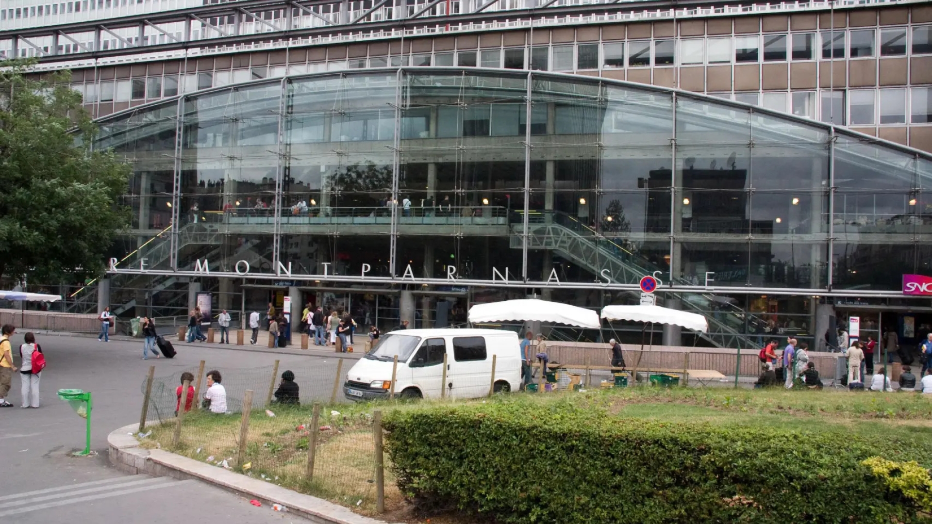 Policía en París dispara a hombre armado con cuchillo en estación de tren
