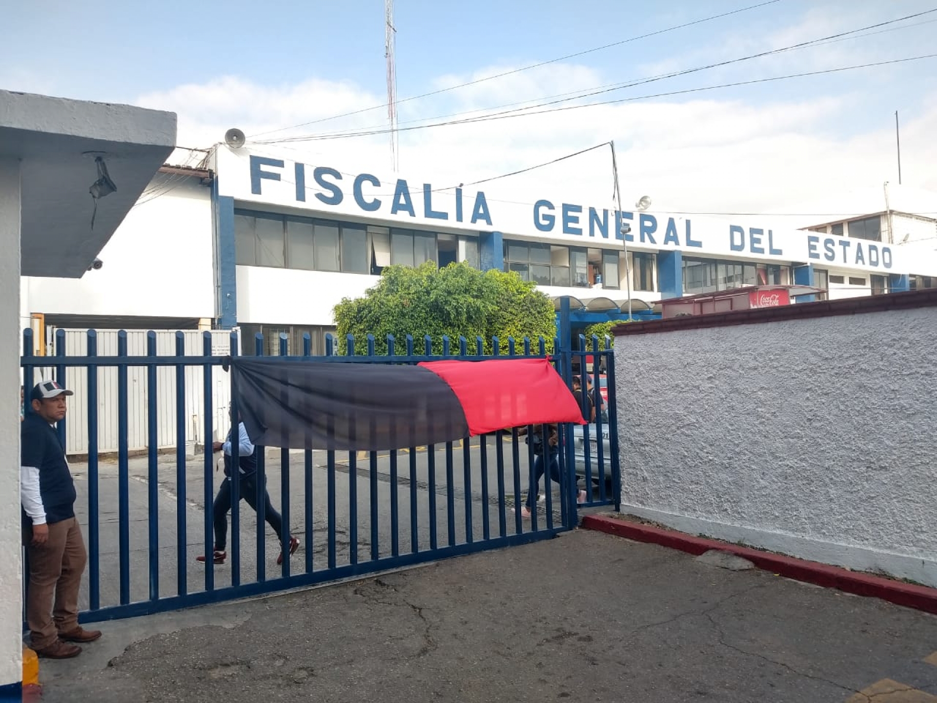 Inician trabajadores de FGE paro indefinido