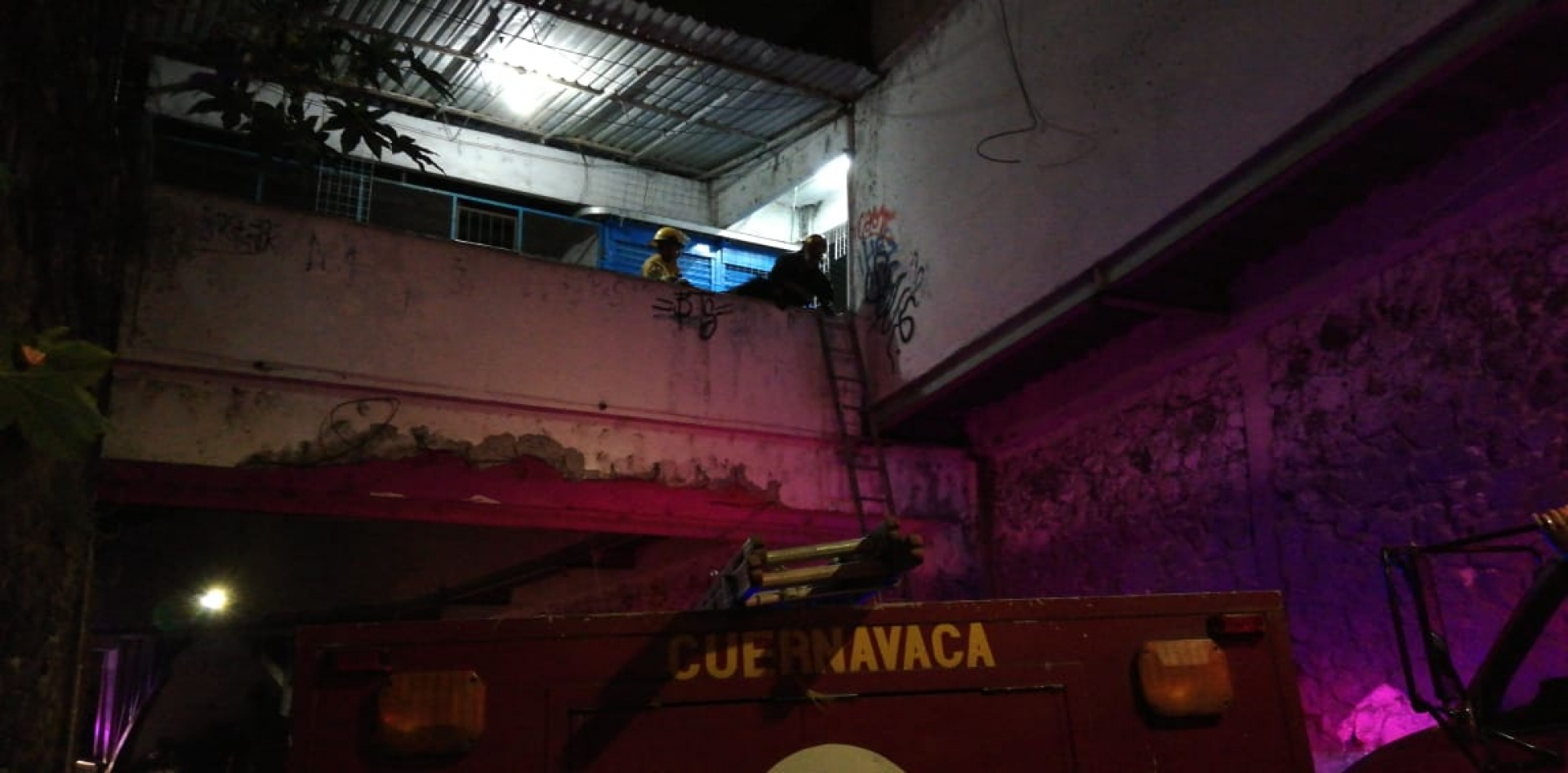 Bomberos sofocaron incendio en dos locales ubicados en el 'puente del dragón'