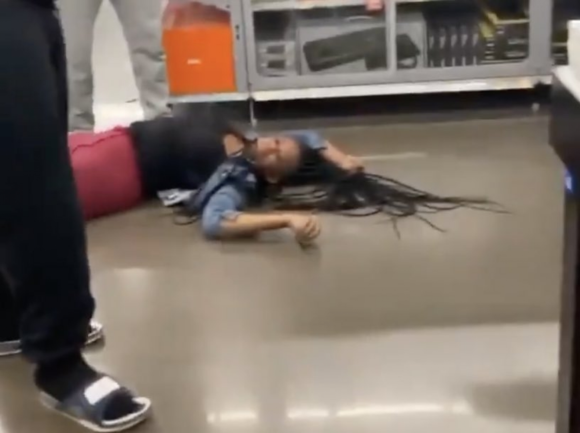 Dos mujeres pelean por un videojuego; una termina inconsciente
