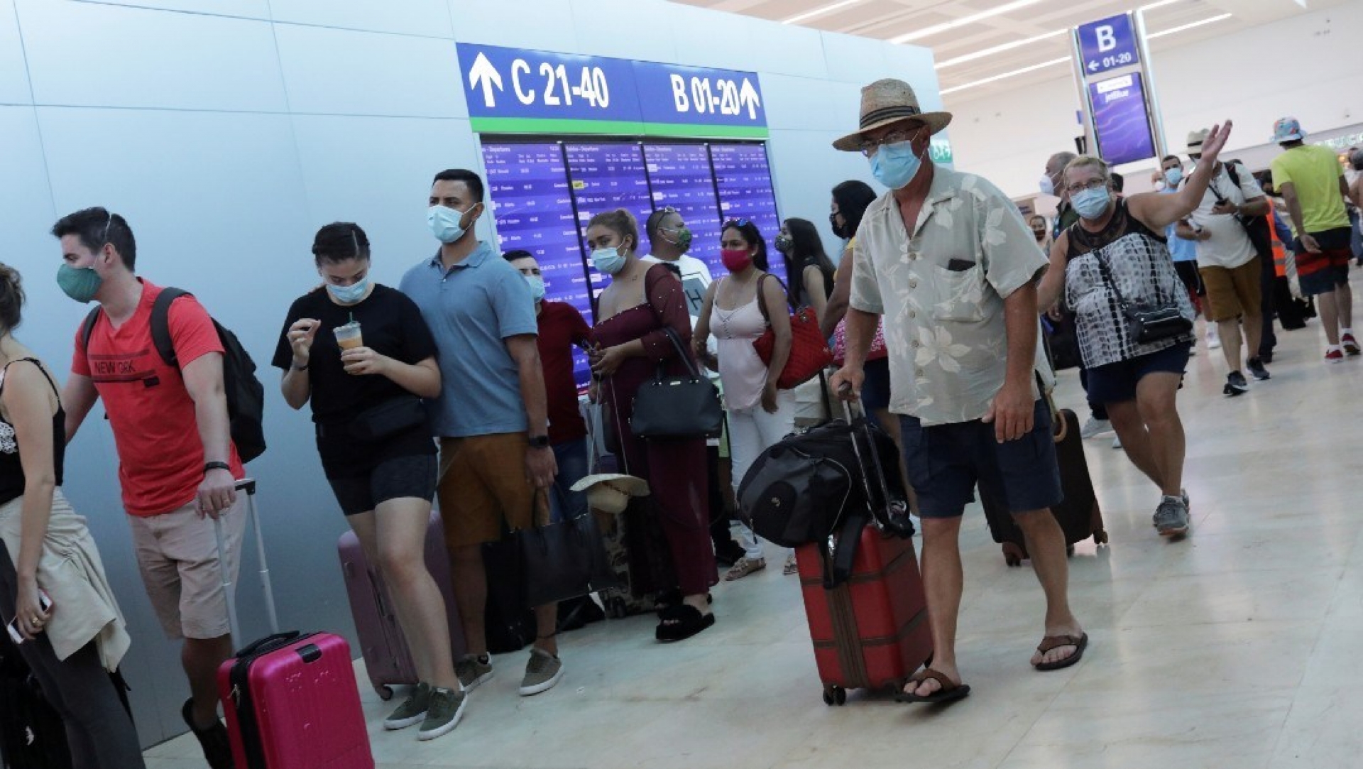 Emiten alerta de viajes internacionales por alto riesgo de COVID-19