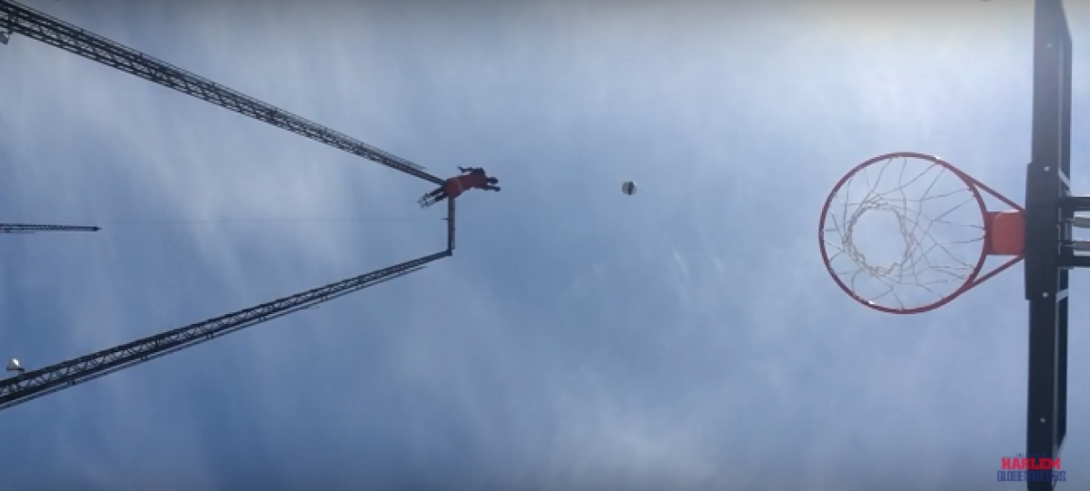 Joven basquetbolista logra encestar un tiro a 35 metros de altura